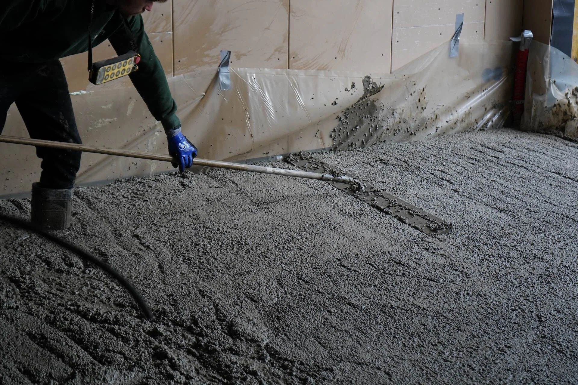 Vakman stort isolerende ESP-betonvloer voor energiezuinige en duurzame vloerisolatie in Haarlem.